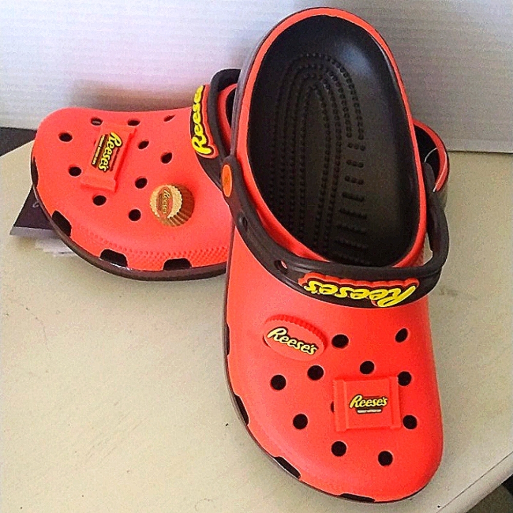 Let's Take a Bite! Crocs classic clog Hershey Reese's Orange Jr 5 EVA NWT No Box - Picture 5 of 13